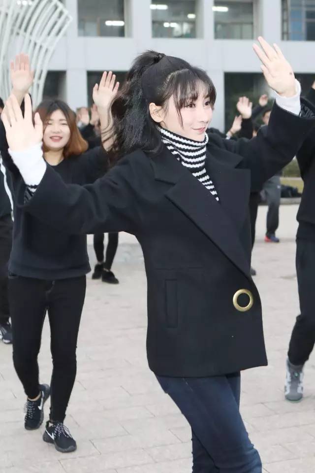 柳岩低胸装拜年,网友却称看腻了!性感人设要崩