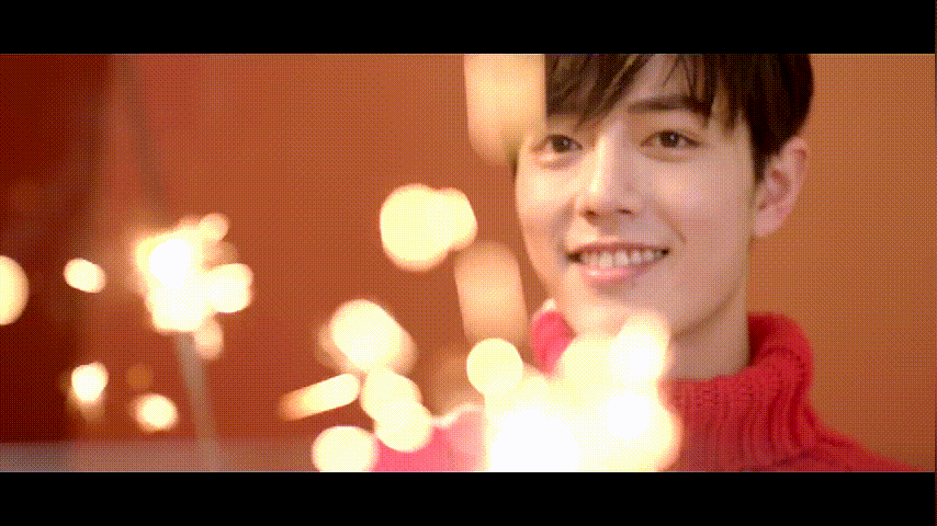 肖战圣诞海报太甜了!拍摄现场转圈玩烟花,好像漫画里走出的王子