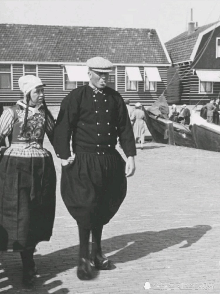 30张荷兰男人穿着传统的volendam工作裤的照片
