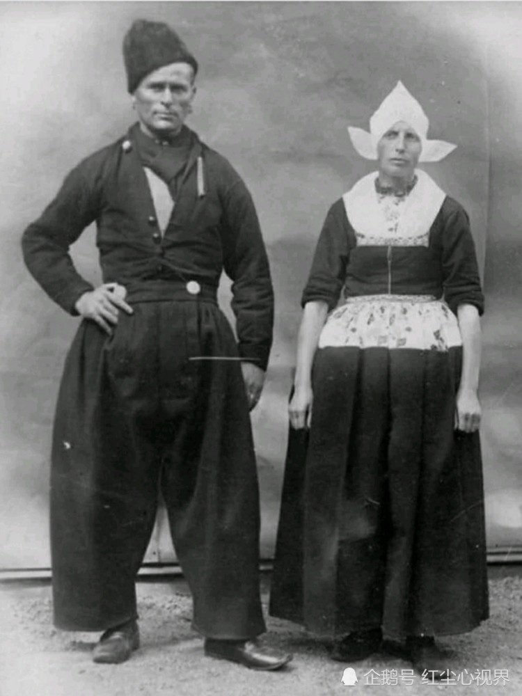 30张荷兰男人穿着传统的volendam工作裤的照片