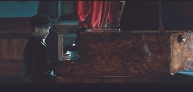 (配图10:gif) 他在头等舱给达官贵人弹琴,从不按照规定弹