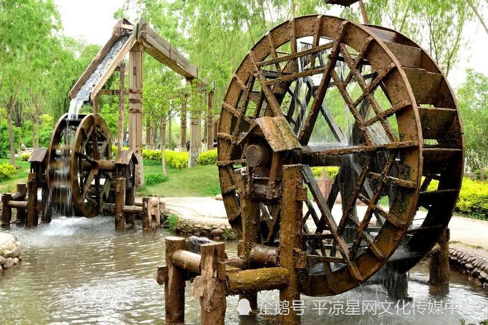 古老的灌溉工具,如今摇身变成了一道风景