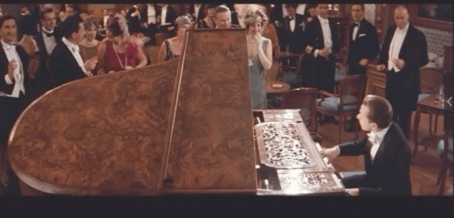 (配图10:gif) 他在头等舱给达官贵人弹琴,从不按照规定弹