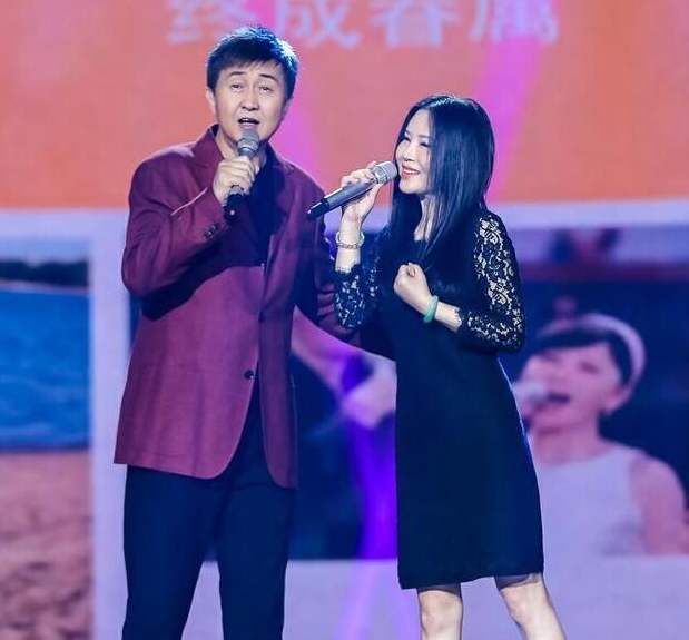 任静付笛声再次合体现身,一条红裙穿了无数次,混的这么惨?