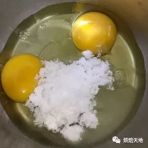 3,盆里放葡萄,柠檬汁和鸡蛋白奶油白糖图片