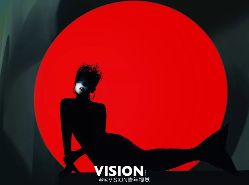 组图:周迅登《vision青年视觉》封面 演绎红色主题先锋大片
