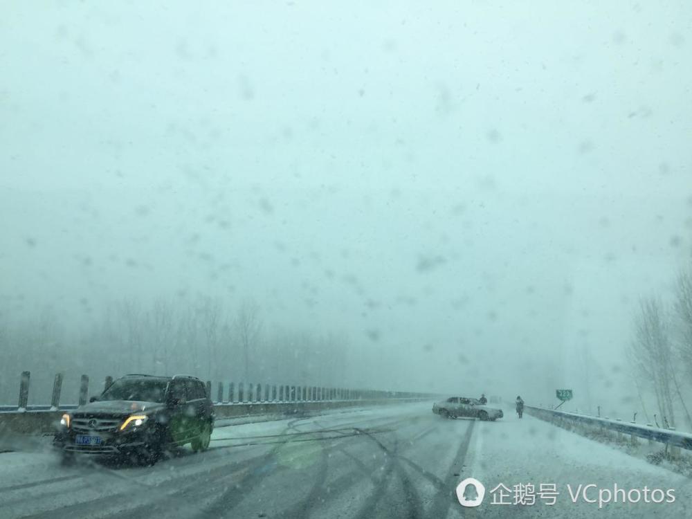 河南大雪 数十辆车高速相撞 军人搬雪块救火(图)