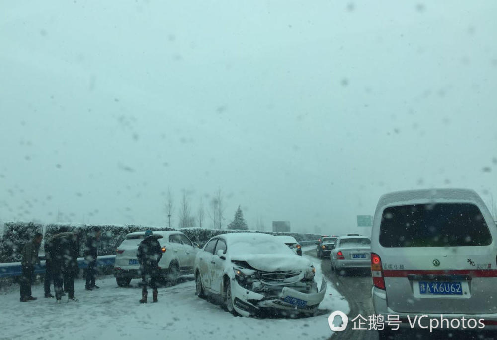 河南大雪 数十辆车高速相撞 军人搬雪块救火(图)