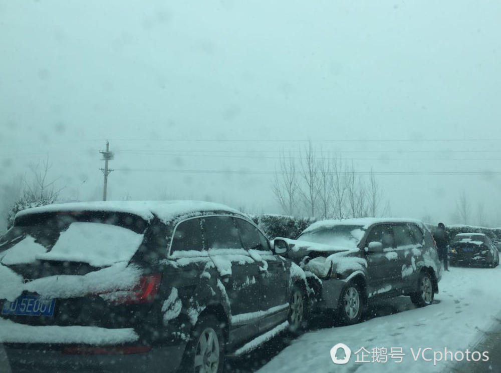 河南大雪 数十辆车高速相撞 军人搬雪块救火(图)