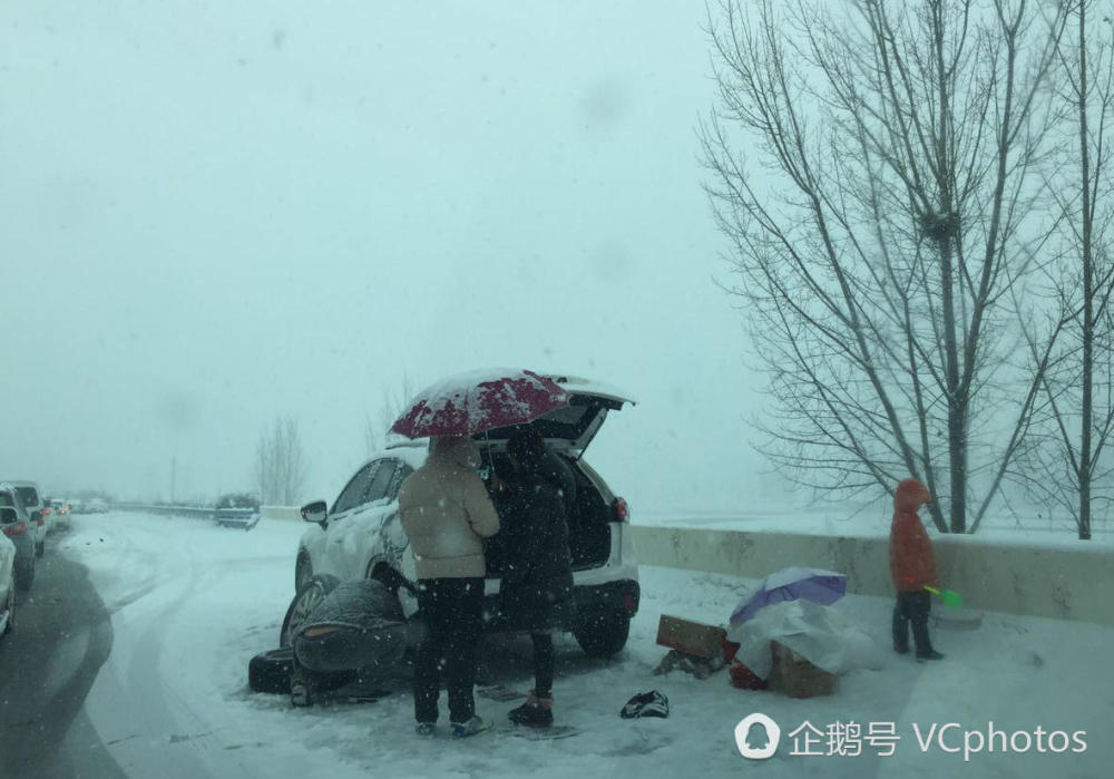 河南大雪 数十辆车高速相撞 军人搬雪块救火(图)