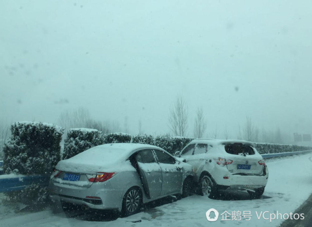 河南大雪 数十辆车高速相撞 军人搬雪块救火(图)