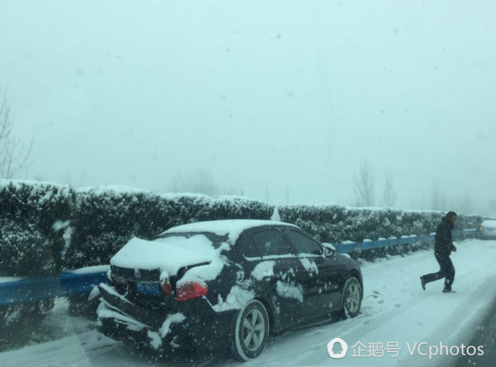河南大雪 数十辆车高速相撞 军人搬雪块救火(图)
