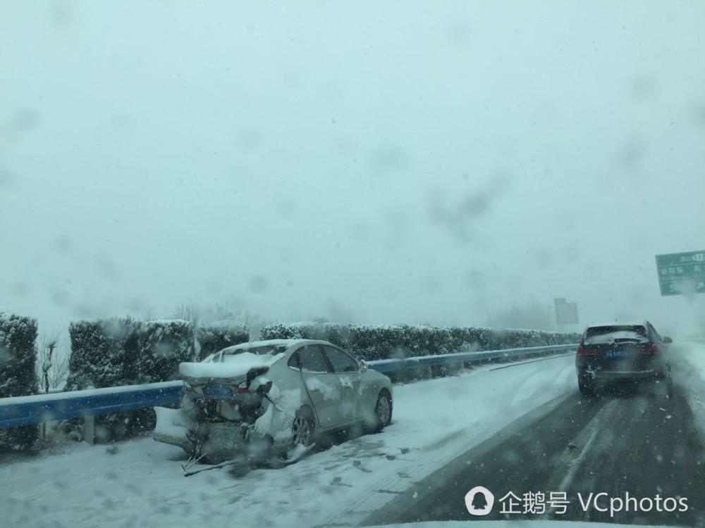 河南大雪 数十辆车高速相撞 军人搬雪块救火(图)