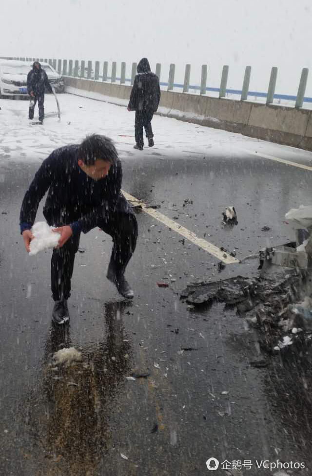 河南大雪 数十辆车高速相撞 军人搬雪块救火(图)