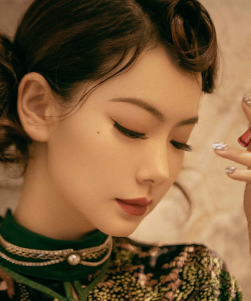 戚薇旗袍魅惑时尚写真照:优雅高贵颇显气质,轻松玩转复古风,精致又
