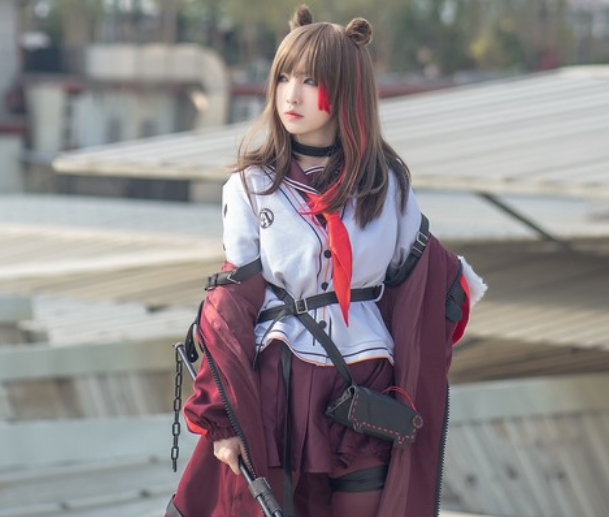 cosplay《明日方舟》凛冬,使用重武器的小姐姐