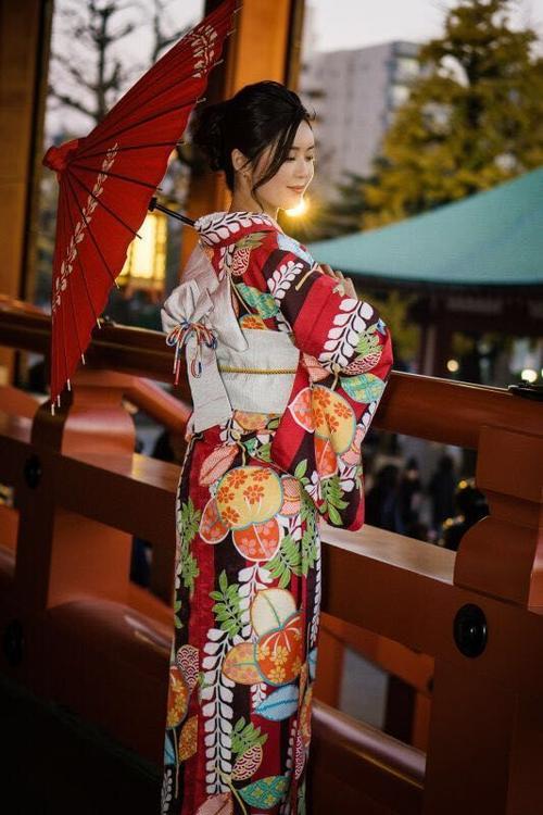 为什么日本女人和服背后有个包包?真的是方便休息用的