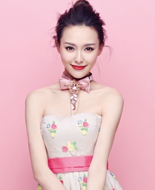 唐嫣甜美写真,粉色背景尽显清纯可爱又迷人