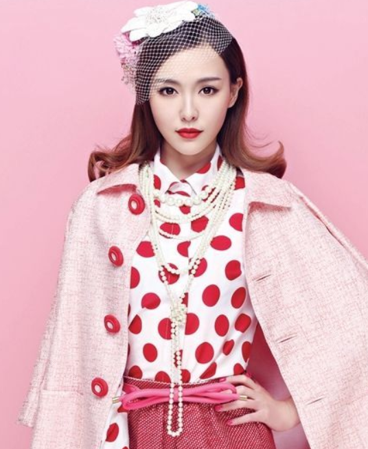 唐嫣甜美写真,粉色背景尽显清纯可爱又迷人