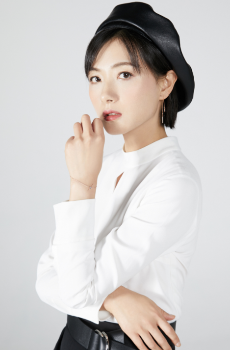万茜精美写真组图,身穿白色衬衣尽显优雅大气