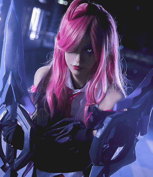 《英雄联盟》不祥之刃cosplay,小姐姐扮演的卡特琳娜英姿飒爽