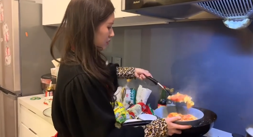 赵露思自称大厨晒出做菜视频,看她切菜的方式,真会假会一眼看出