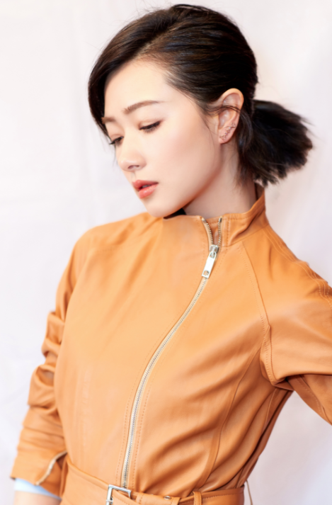万茜精美写真照片,优雅大气的穿搭尽显青春