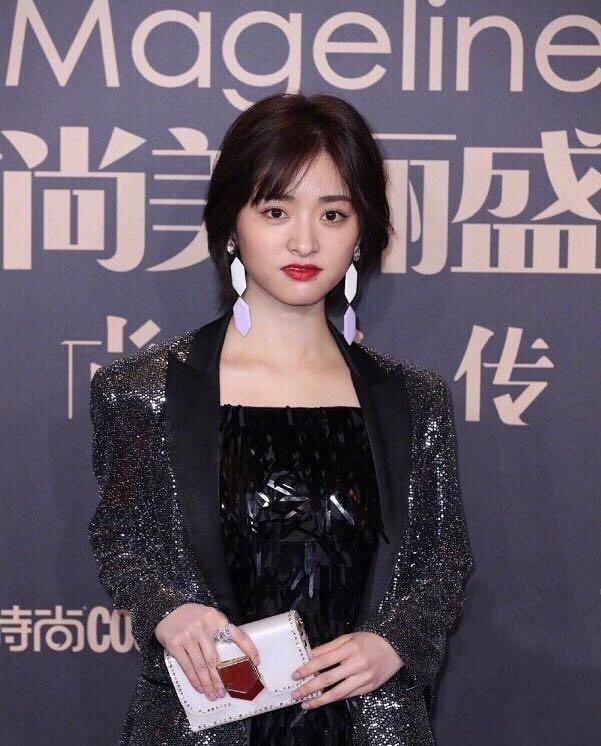 沈月造型又踩雷,礼服就是要彩色 渐变才能
