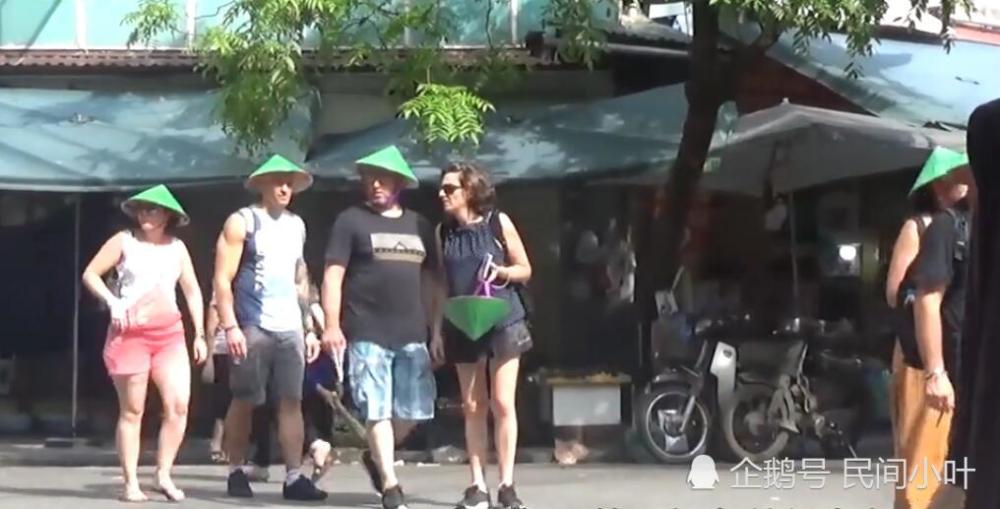 越南女孩在中越边境摆摊,贩卖的东西,让中国男孩感到很荒唐