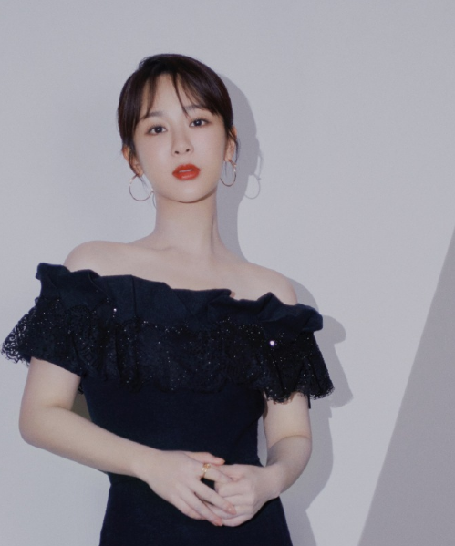 杨紫黑色礼服浪漫写真,美丽无可挑剔