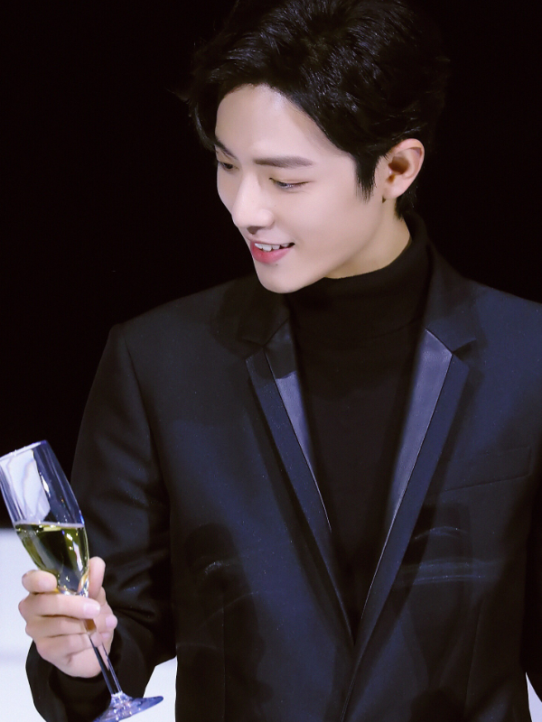 肖战生图曝光,身穿黑色西服,手持香槟酒,小说的霸道总裁,有了脸