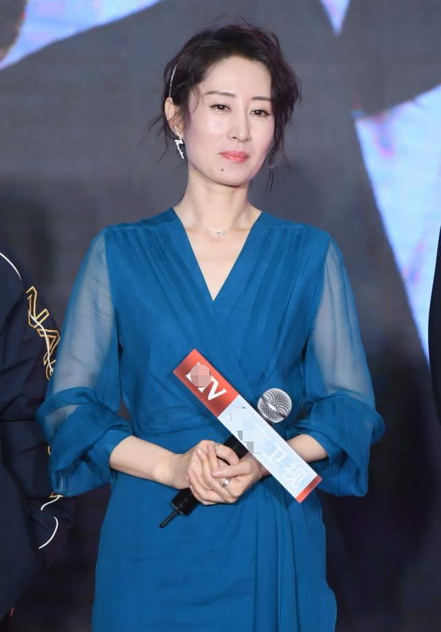 牛莉刘敏涛同台比美,中年女星的气质之争,相差三岁造型大相径庭