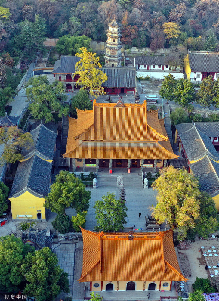 安徽芜湖:航拍广济寺两百余年老银杏 树叶通黄风情万种