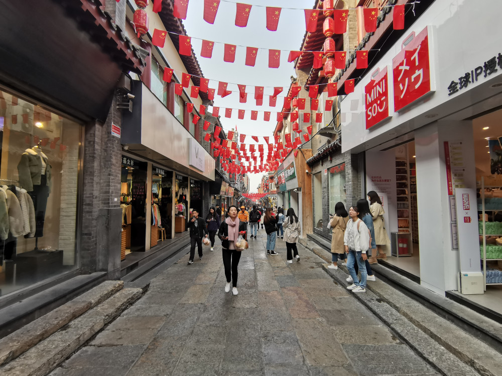 济南有条"埋金之街",曾是清末文化街,现全是热闹小吃店