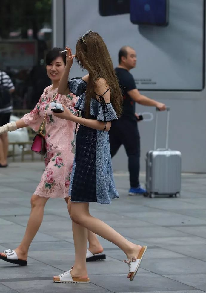 街拍:时尚女郎穿拖鞋上街,展现出一种"洒脱"的气质