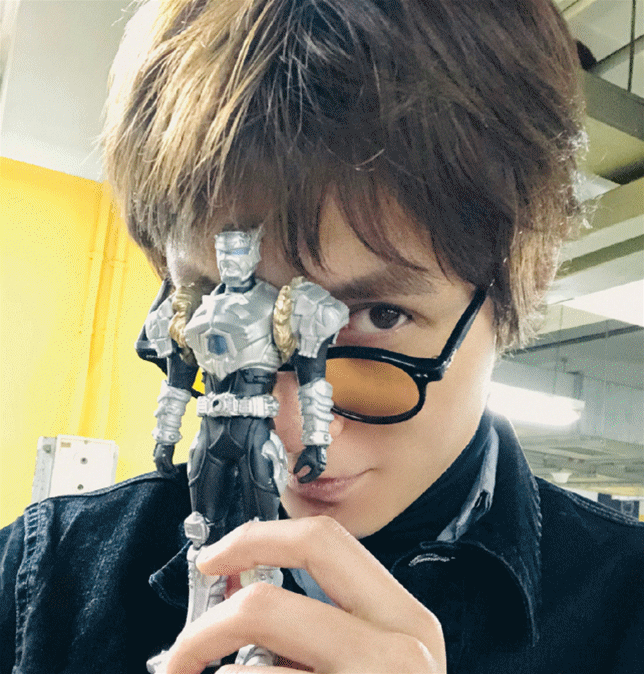 还记得《铠甲勇士》颜值担当雪獒侠吗?11年后拿起自己