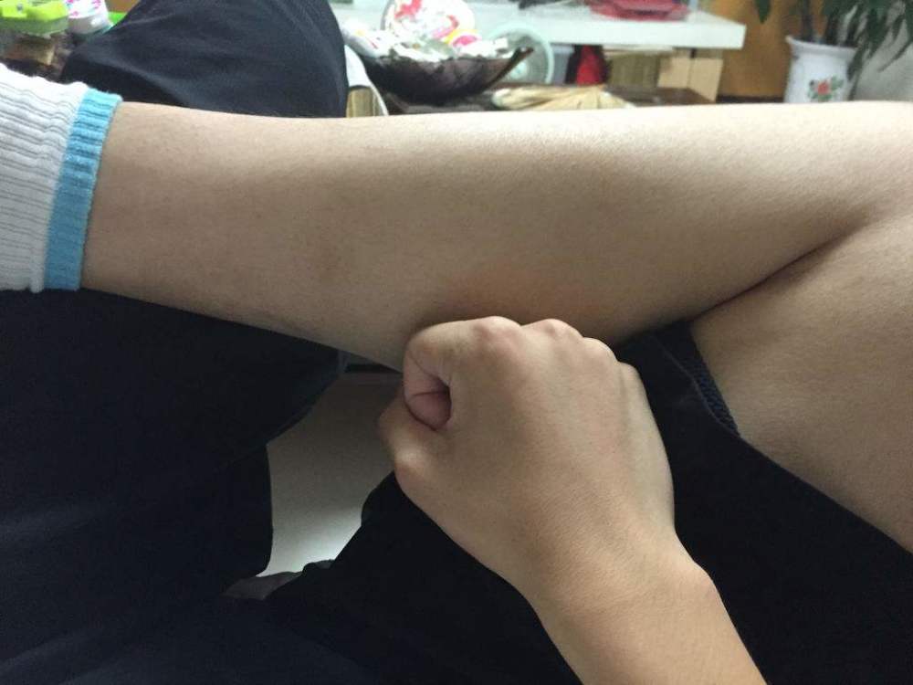 为什么有些男生腿毛浓密,而有些却"光秃秃"?专业人士告知实情