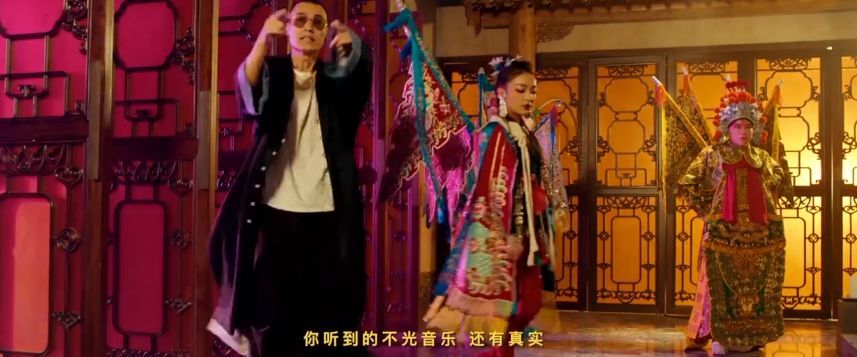 和花旦表演艺术家王倩倩合唱的的《我的新衣》了.