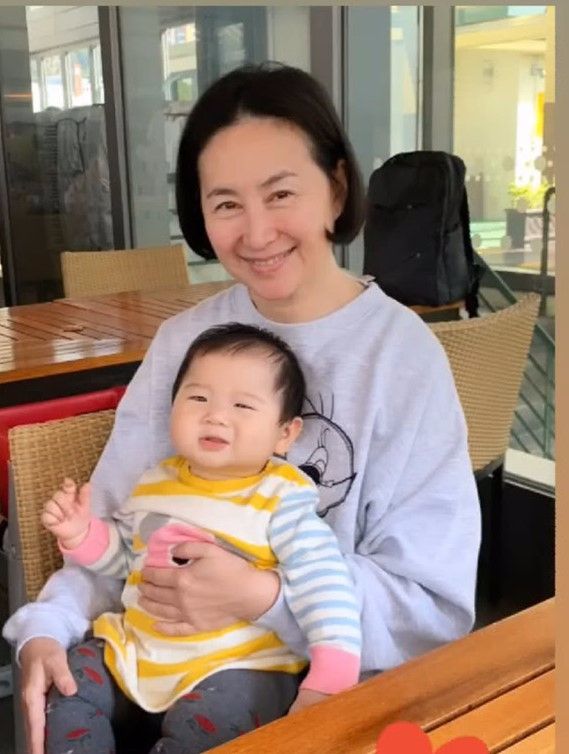 赌王女儿何超琼晒近照,纯素颜出境,就是个普通老太婆!