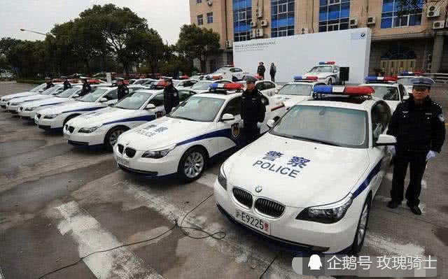 警察抓人的时候,为啥要拉响着警报,不怕犯人跑吗?看完