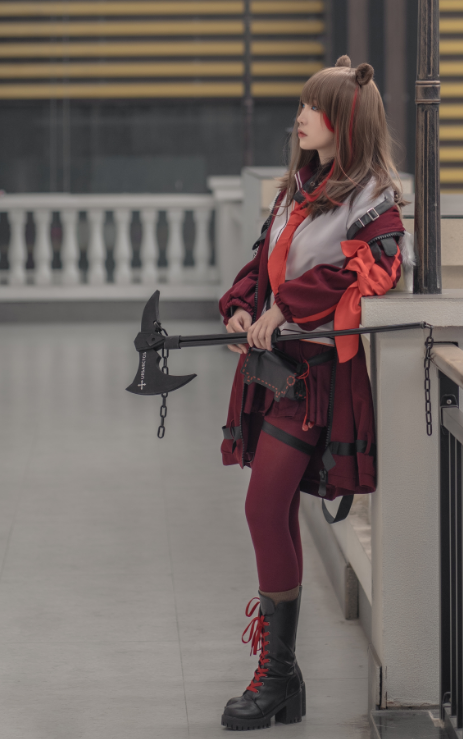 cosplay《明日方舟》凛冬,手持斧头给人一种凌厉的美感