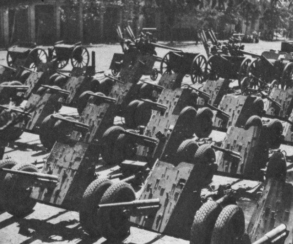 1938年10月,广州黄埔军校内,日军展示其缴获的大批国军撤退时丢弃的德