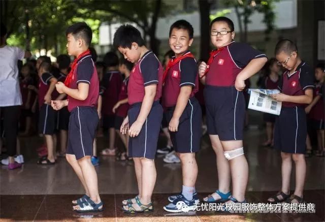 2014年04月02日,江苏省南京市,一所小学学校校园里身穿校服的小学生.