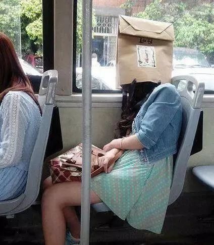 搞笑gif:兄弟你这是想一口气喝掉所有的饮料么,不怕齁