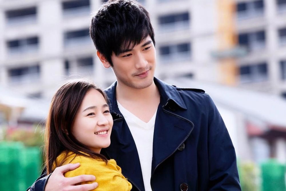 高以翔去世9天焦俊艳首露面,穿一身黑表情严肃,眼神露