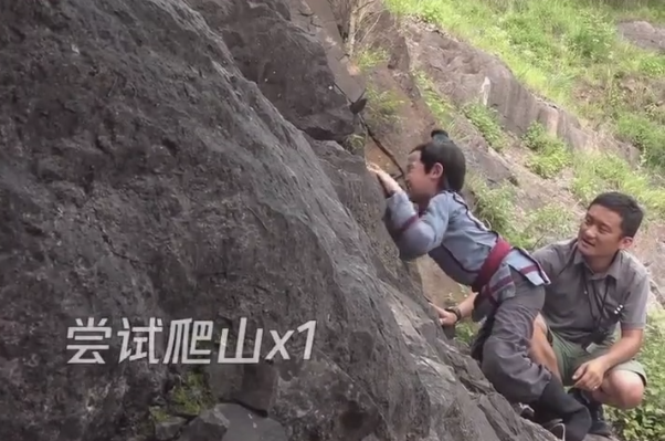 有种"逆袭"叫小范闲爬山,镜头怼在脸上看到青筋:这还是个孩子啊!