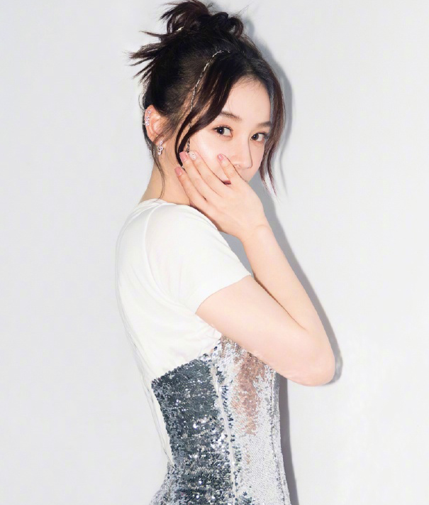 人气演员袁姗姗写真,穿银色亮片裙,尽显时尚优雅