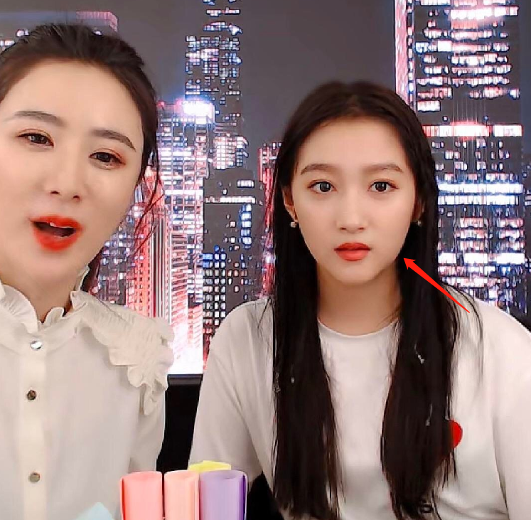 关晓彤加盟薇娅直播间,自曝身高体重不说,谁留意到她脸型变化?