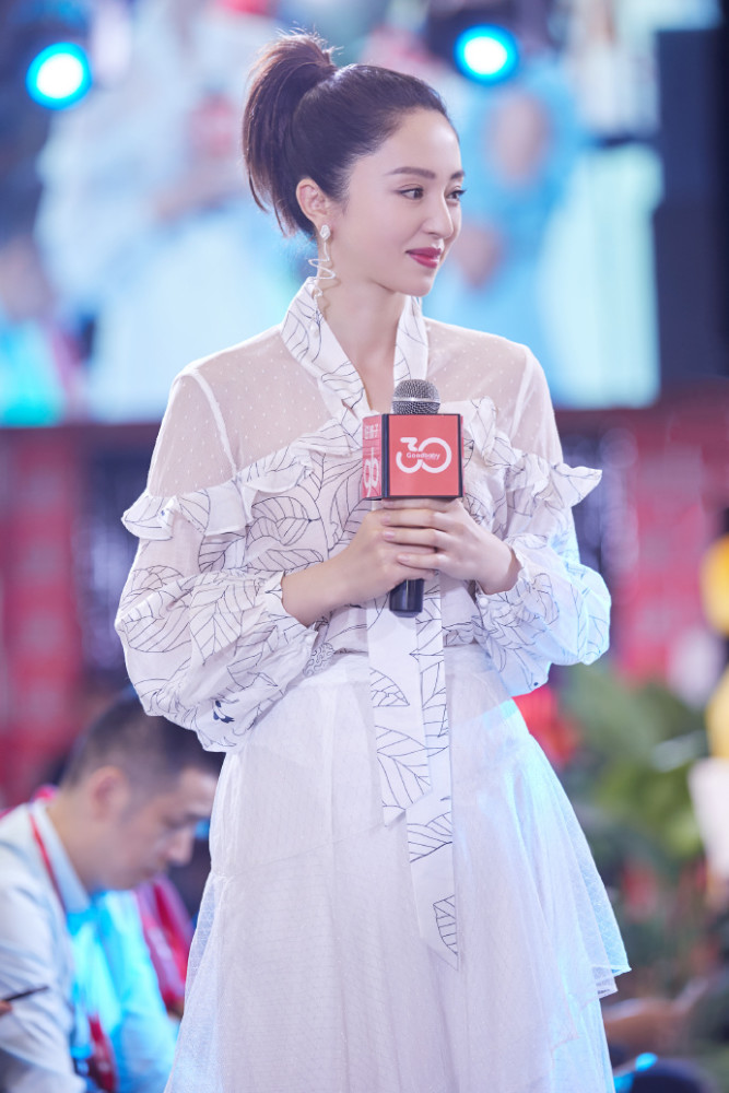 董璇出席活动,素雅白纱,是最清丽的告白