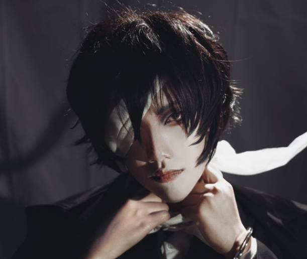 cosplay《文豪野犬》太宰治,向你献上玫瑰的小哥哥